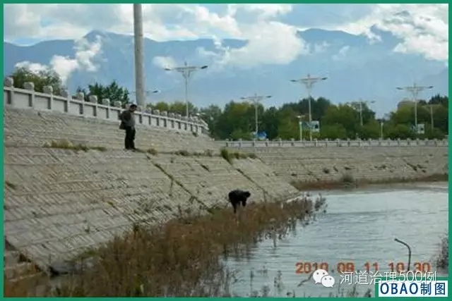 但拉萨市用混凝土硬化的人工河流